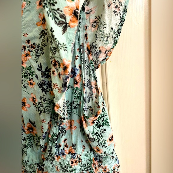 Torrid Floral V-Neck blouse - Picture 4 of 7